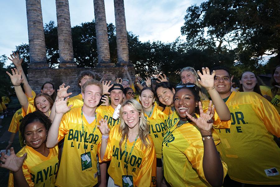 Students wearing their Baylor line shirts at orientation